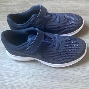 Nikes Kids Sneakers Size 1.5Y LIKE NEW!